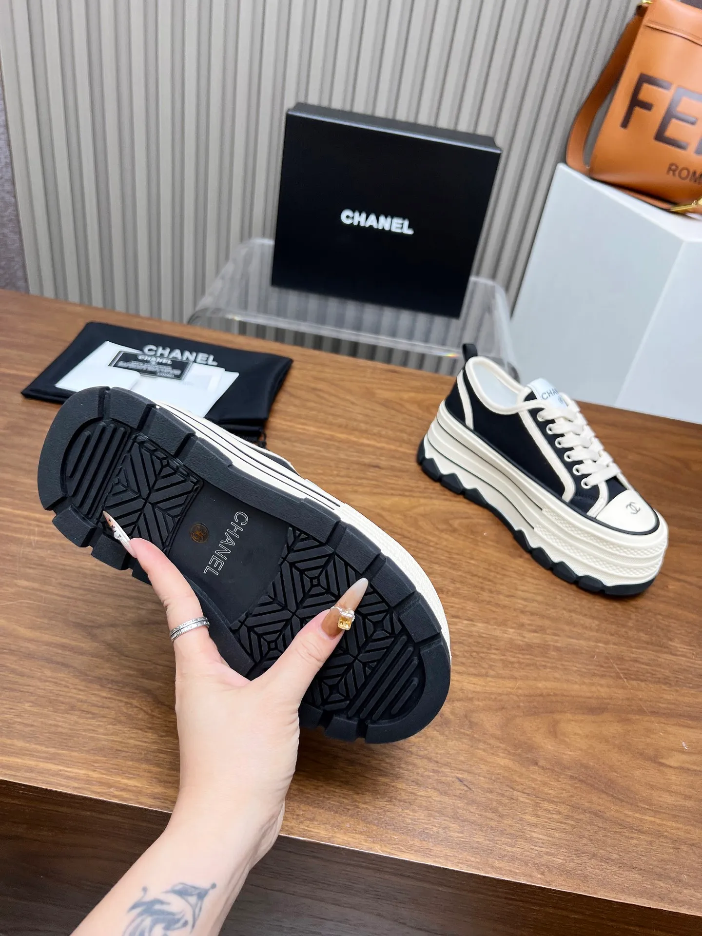 👟👟Ex-factory price 480👟👟 Top version, original quality! ! ! Chanel Chanel - 2025 biscuit shoes, the top casual sports shoes in the counter. This classic design; the style of the upper is made of various craftsmanship; the outsole is fashionable and sporty; the unusual inclusion of a variety of color matching elements... The diversified mix and match is very beautiful and versatile, casual, fashionable, sports and outdoor can be taken into account... ꫛꫀꪝ Go➫ Material: ❶Upper made of: original canvas ❷Inside made of: sheepskin ❸Outsole based on: Original TPU combination outsole, counter quality packaging, complete set for women 35–40